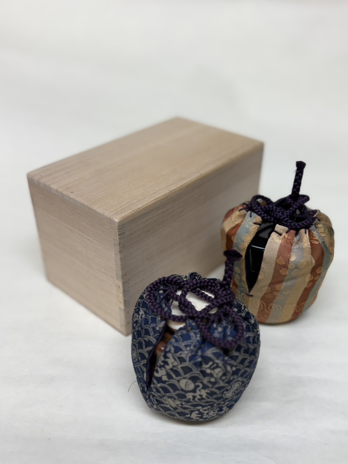 ◆新古品◆茶通箱セット　黒棗、茶入、仕服、茶通箱　表千家用